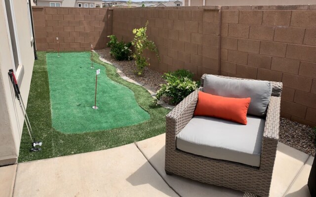 Desert Living 5 Bedroom Home by RedAwning
