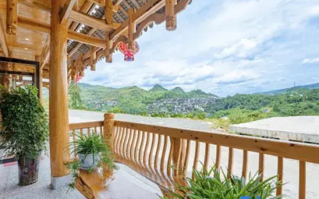 Furong Town Waterfall View Inn