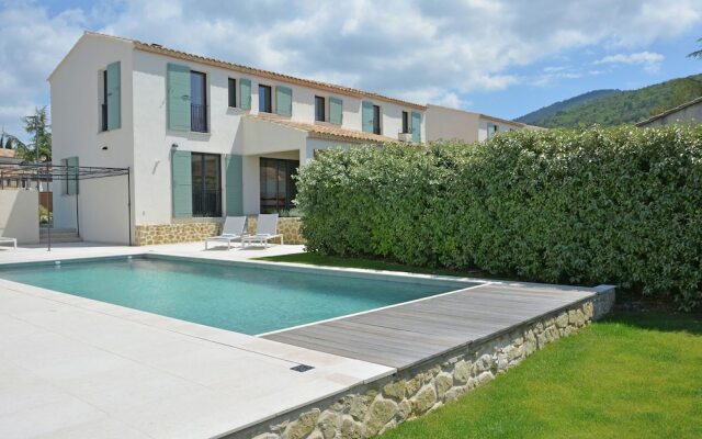 Wonderful Villa in Malaucène with Swimming Pool