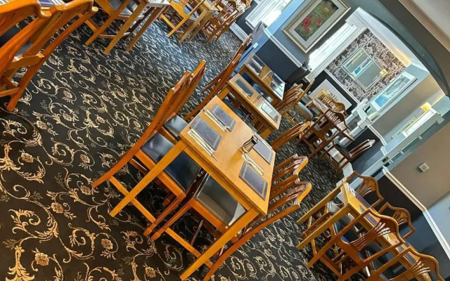 OYO Lamphey Hall Hotel