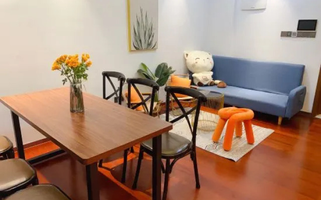 Hongshan 6979 Girls' Youth Apartment