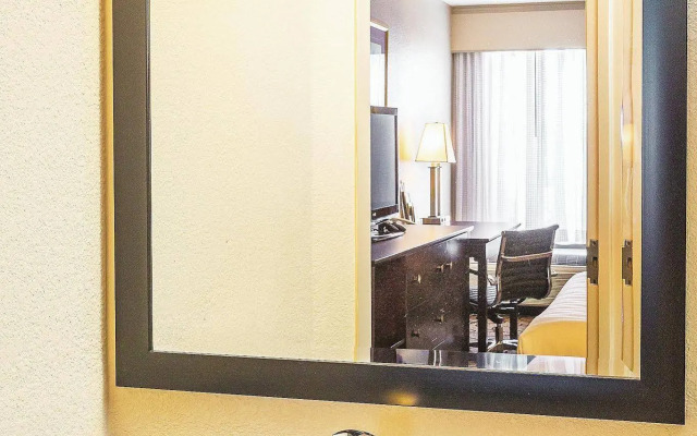 La Quinta Inn & Suites by Wyndham Oakland Airport Coliseum
