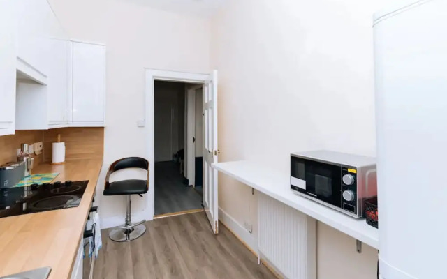 Bright High-ceiling 2BD Flat - Central Edinburgh!