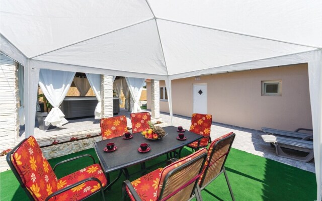 Amazing Home in Sukosan with Hot Tub, WiFi & 2 Bedrooms