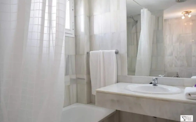 Bright 2 Bedroom First Floor F-4