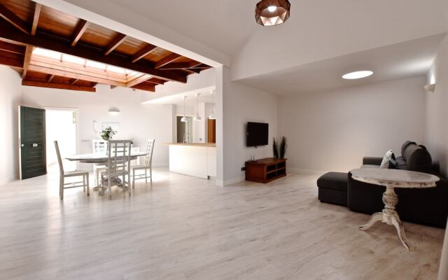 Sunny Bungalow in front of sea