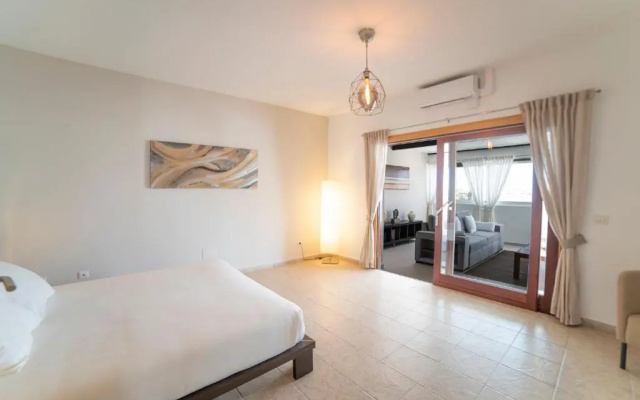 6 Bedroom Luxury Villa 300m from the water front