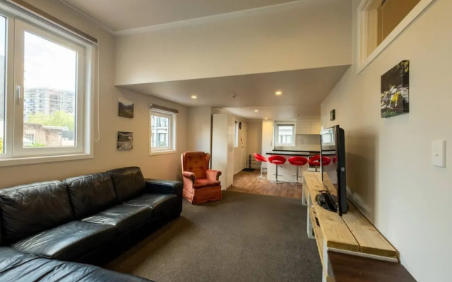 Cool 3 Bedroom Uptown Apartment Close to K Road