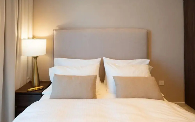 Canal View 1BR Near Dubai Mall