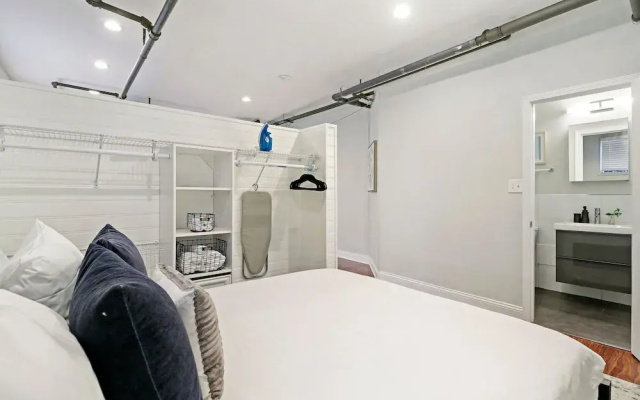 Stylish & Furnished Studio in Lakeview