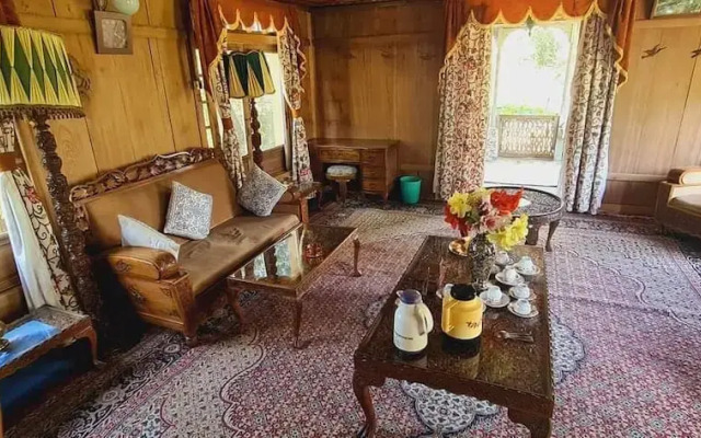 Queens Lake House