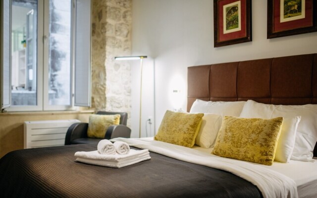 Central W Apartment and Rooms by DuHomes
