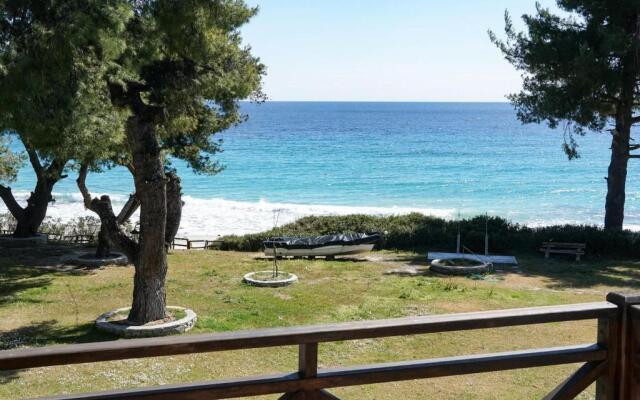Delfini Villa, beachfront 2-bdrm maisonette