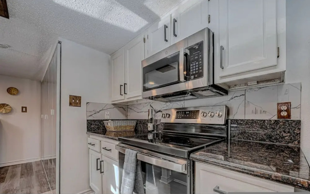 Upscale 1BR Condo in Med Center