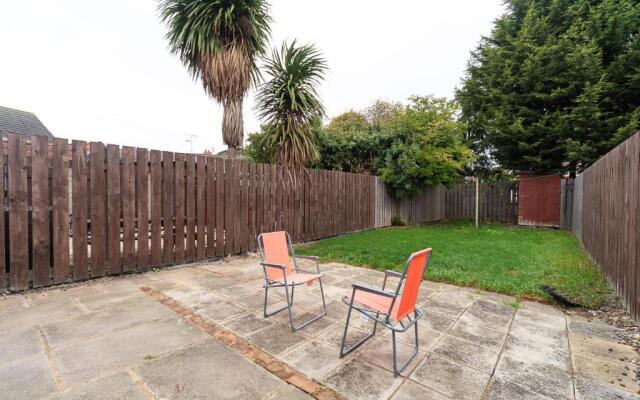 J's FrEsH Newly RefurB 2 Bedroom Garden Parking