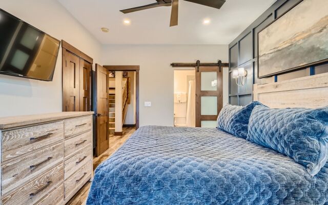 Slopeview Sanctuary 4 Bedroom Home by RedAwning