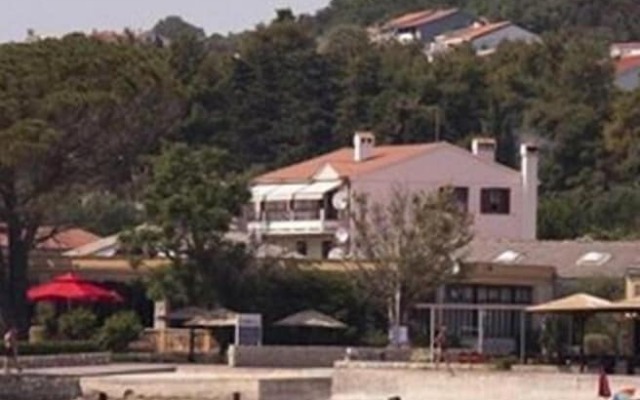 Apartments and Rooms Pende