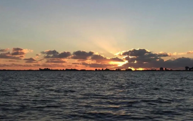 Tranquil Lakeside Stay for 4 Guests