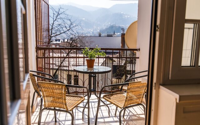 2bdr Apartment with the Balcony View-Best Location