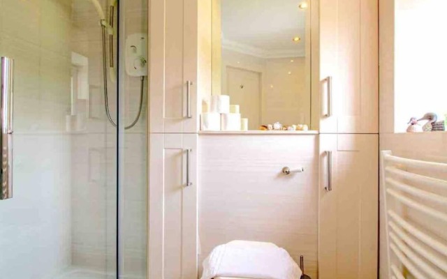 Tasteful top Floor Apartment Next to Gleneagles