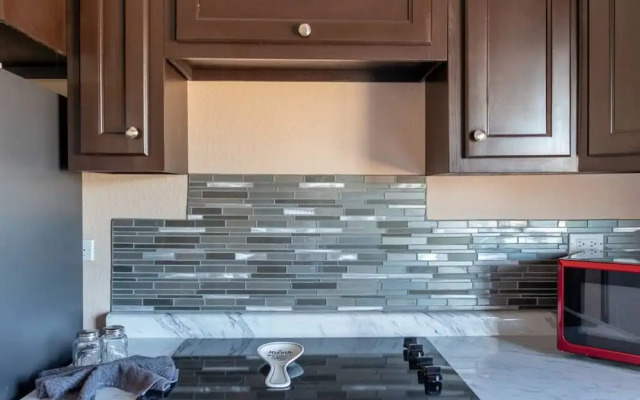 Apartment With Excellent In-town Location 2