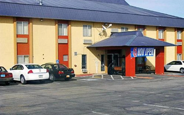 Motel 6 Moriarty, NM
