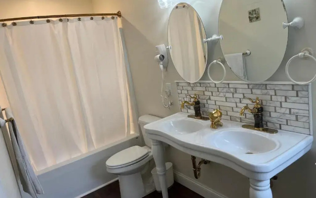 Holland Farmhouse Inn B & B