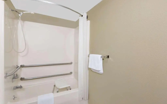 Super 8 by Wyndham Macomb