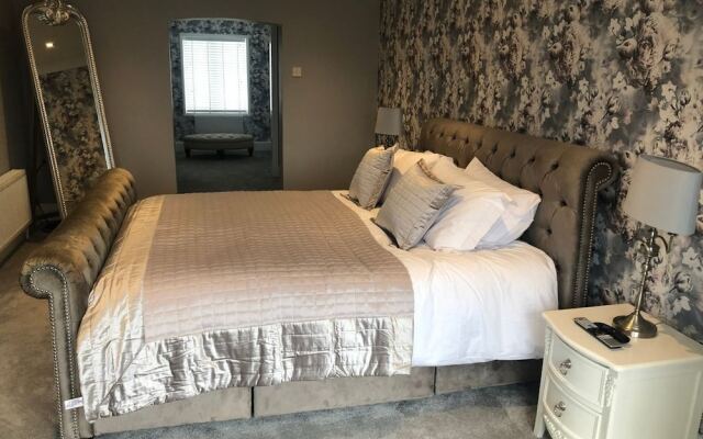Beautiful Family Home With 42ft Pool & Cinema Room