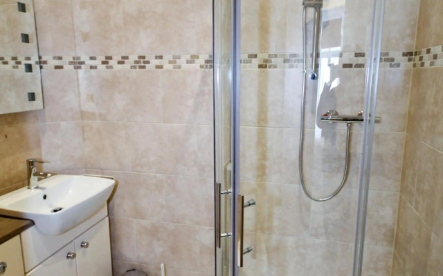 Llys y Dderwen - Oak Court