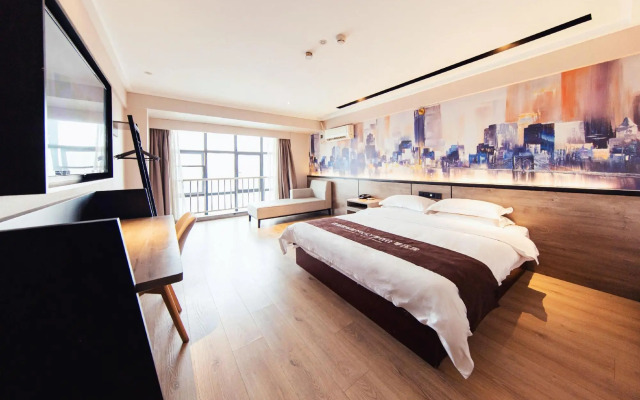 Huayi City Hotel (Wuhan Wujia Shandong Wudao Light Rail Station)