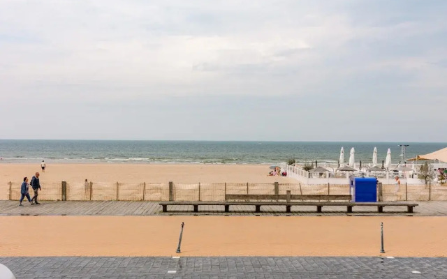 Stunning Seafront Apartment With Modern Comforts and Dike Views
