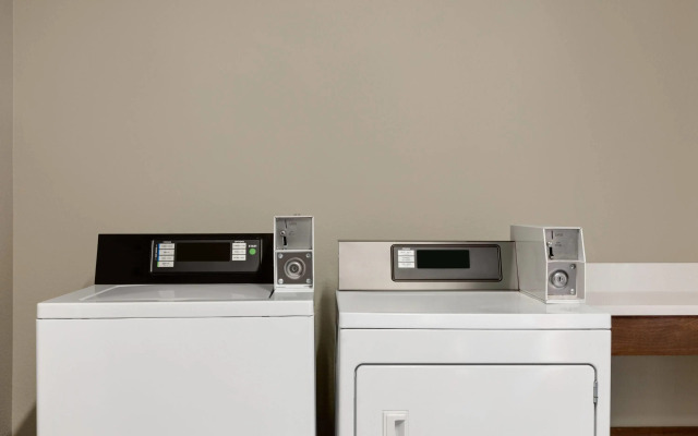 La Quinta Inn & Suites by Wyndham Shawnee