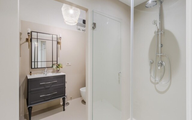 Gallo Cedrone a Home With Outdoor