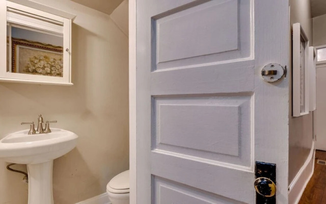 Comfortable Escape 2BR Historic Downtown
