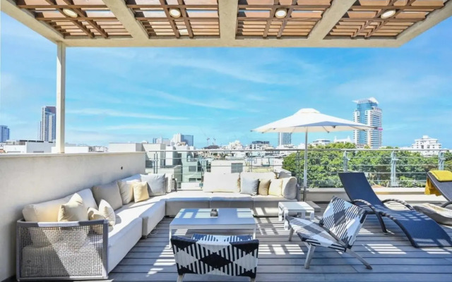 Sunny 3BR Penthouse near the Beach by HolyGuest