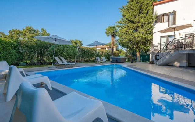 Scenic Villa With Private Garden