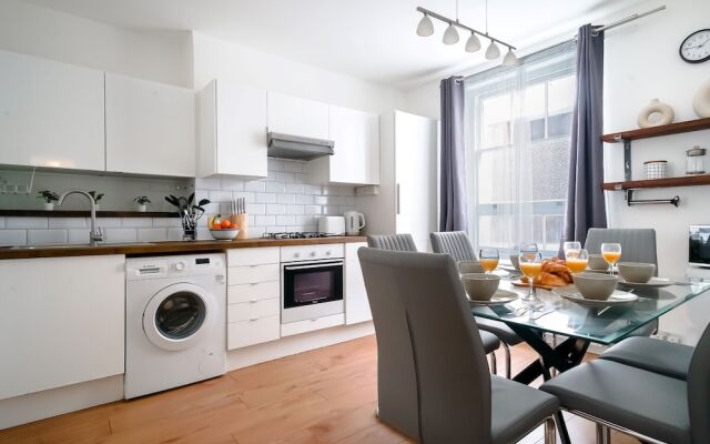 Liverpool Street 2BR City Apartment