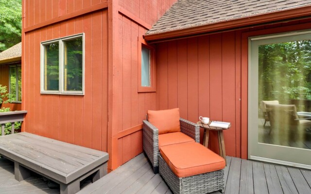 Outdoor Theater, Deck & Fire Pit: Poconos Retreat