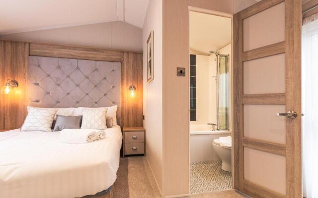 Lakeside Retreat Lodge With Hot Tub