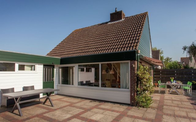 Chic Holiday Home in Noordwijkerhout near Lake