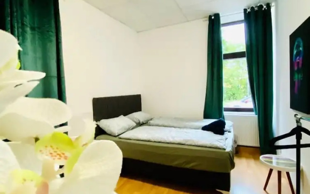 Stylish Shared 3-Bedroom Stay Near City