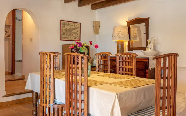 Traditional Charm With Private Pool