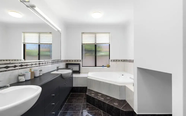 The Monaco Mansion Dianella - Sepal Stay