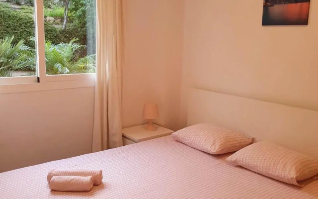 CASARES appart 2 ch dans parc tropical avec vue sur mer, montagne et piscine