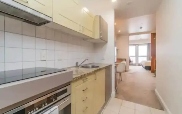 Spacious Apartment - Parking, Gym And Pool Access!