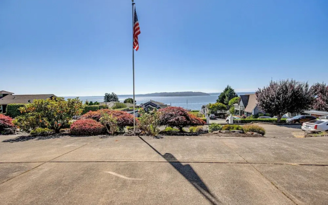 Puget Sound Views: Des Moines Apt w/ Patio