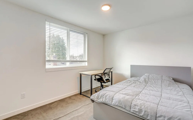 Walk to UW: Townhome w/ Rooftop Patio!