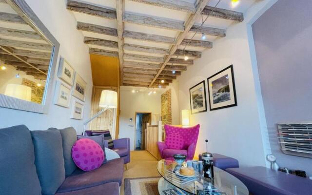 16 Clarence Hill - Iconic Dartmouth House with Enchanting Garden