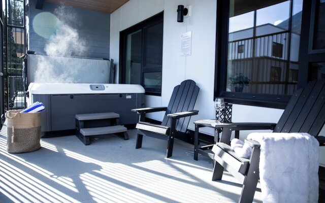 Birdies and Bears by Revelstoke Vacation